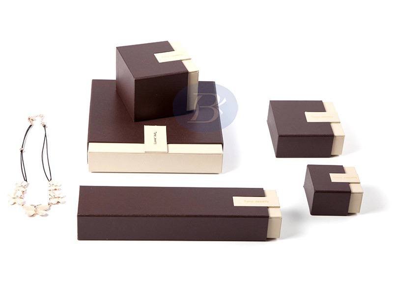علب هدايا فاخرة باللون البني بتصميم أنيق مع تفاصيل مقصوصة بتقنية ليزر مناسبة للهدايا الدعائية وتغليف المنتجات الفاخرة